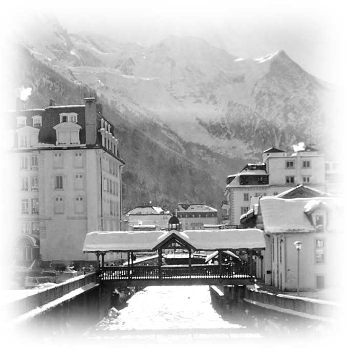 Pont des Moulins enjambant la rivière de l'Arve avec le glacier des Bossons en arrière plan, Chamonix-Mont-Blanc