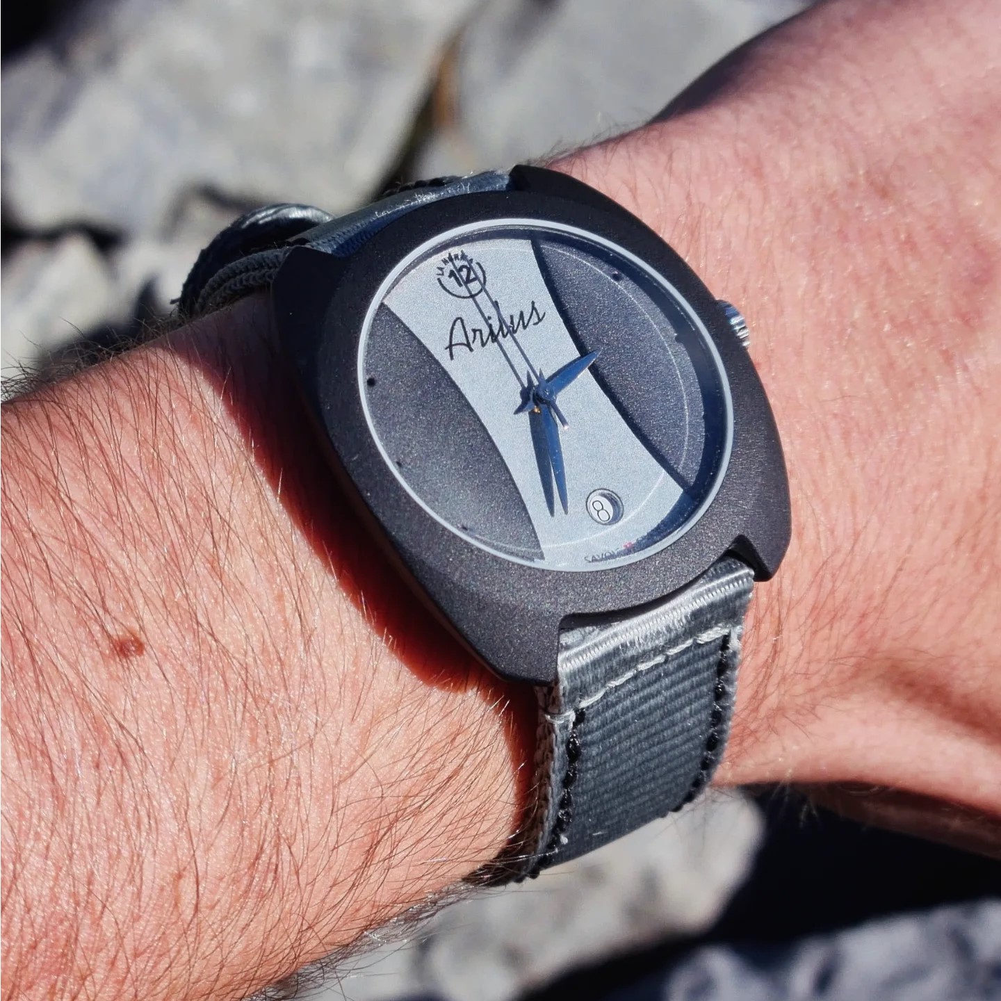 La Norma Noir ardoise, la force de la roche - porté 1 - carrure en aluminium microbillé anodisé - mouvement quartz suisse- montre fabriquée en France