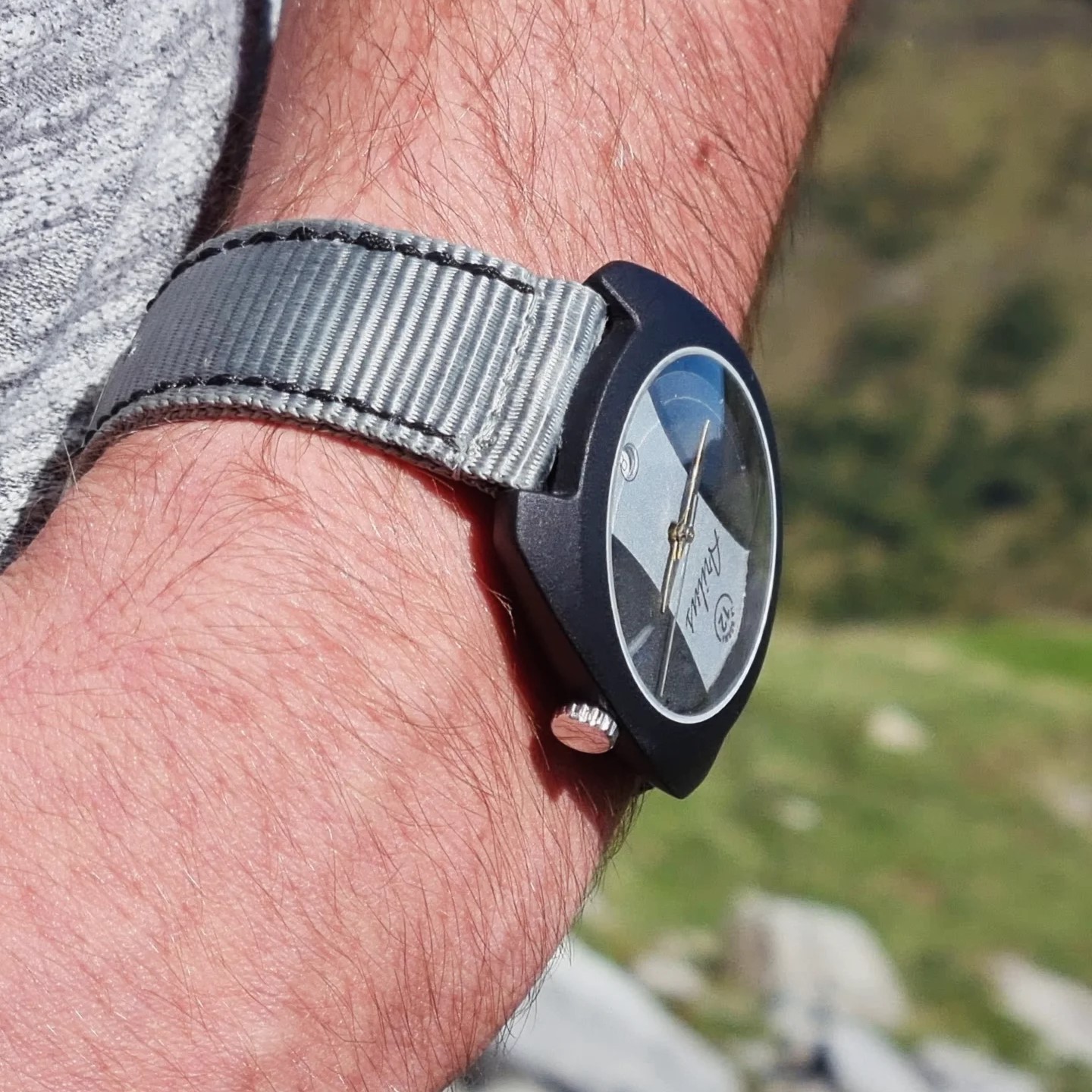 La Norma Noir ardoise, la force de la roche - porté 2 - carrure en aluminium microbillé anodisé - mouvement quartz suisse- montre fabriquée en France