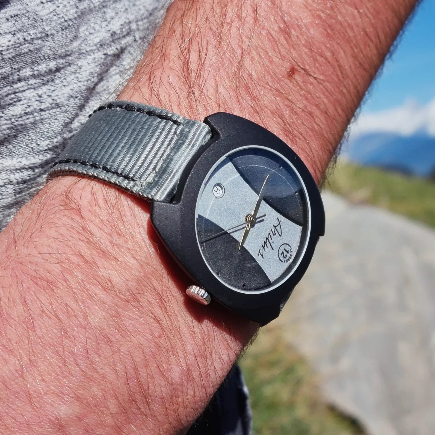 La Norma Noir ardoise, la force de la roche - porté 3 - carrure en aluminium microbillé anodisé - mouvement quartz suisse- montre fabriquée en France