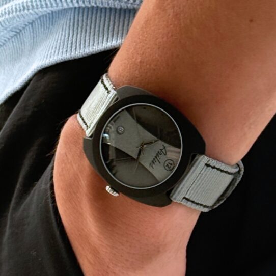 La Norma Noir ardoise, la force de la roche - porté 4 - carrure en aluminium microbillé anodisé - mouvement quartz suisse- montre fabriquée en France