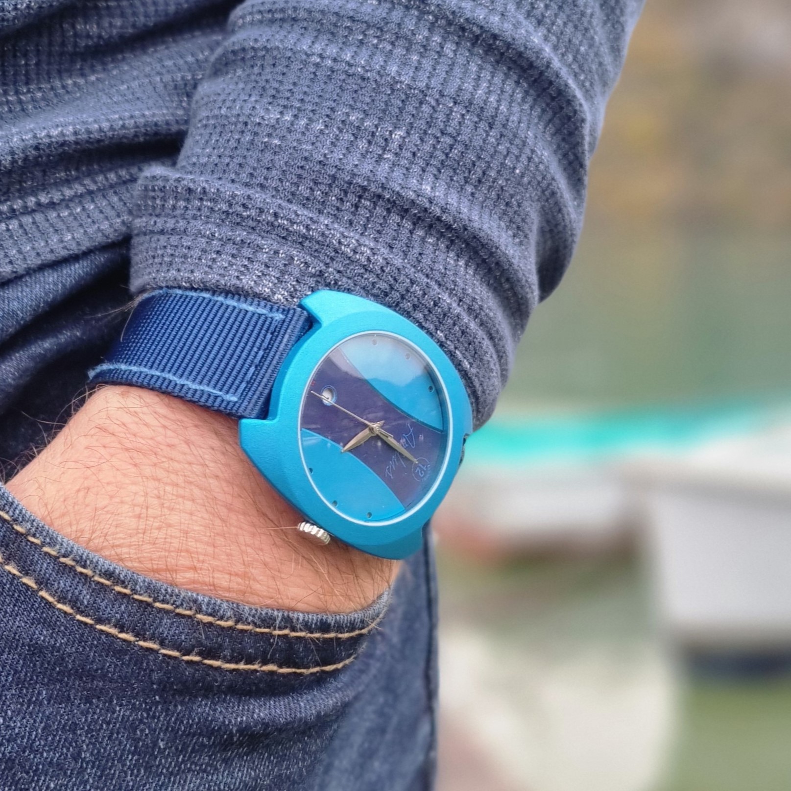 La Norma Bleu nuit, la force de la roche - porté 1 - carrure en aluminium microbillé anodisé - mouvement quartz suisse- montre fabriquée en France