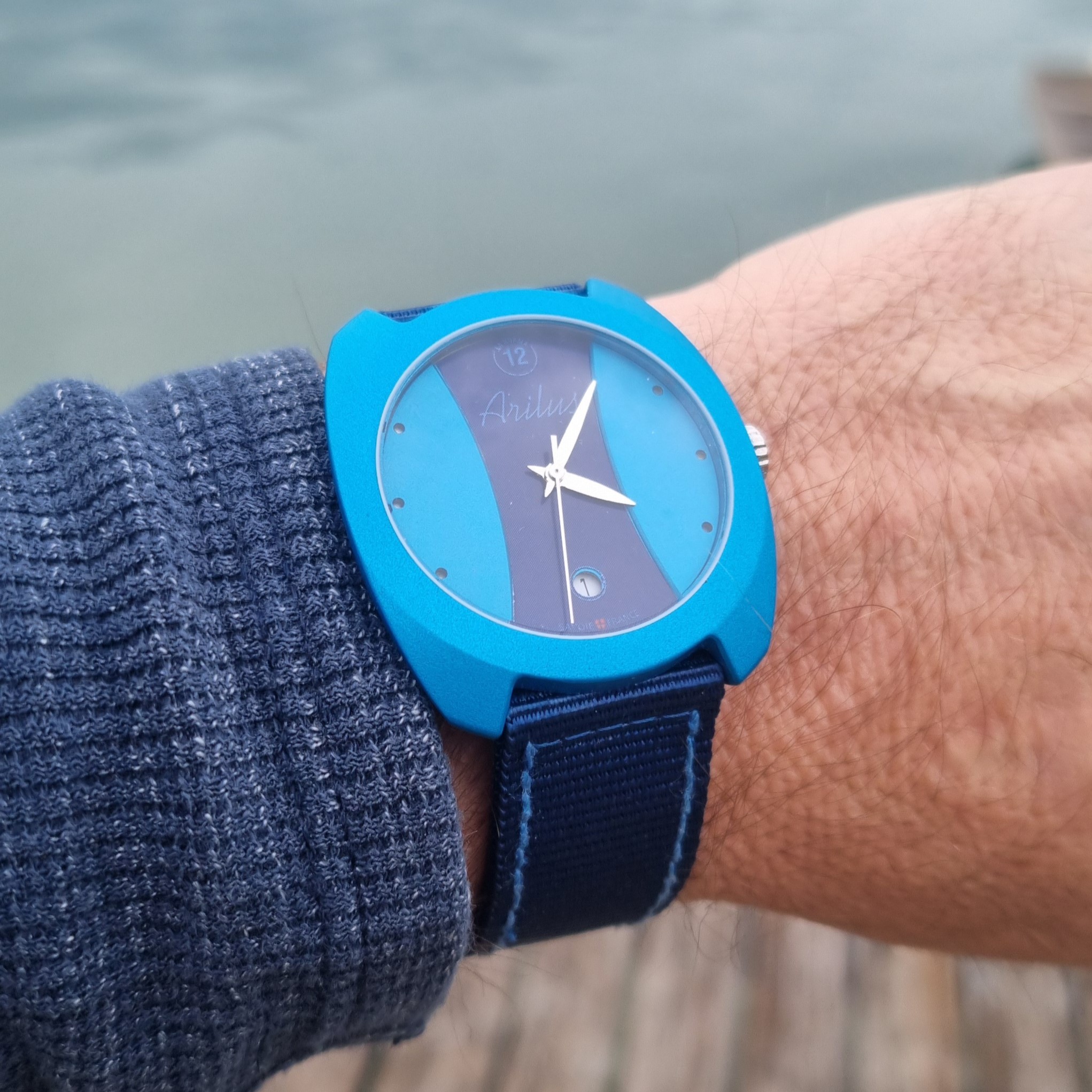 La Norma Bleu nuit, la force de la roche - porté 2 - carrure en aluminium microbillé anodisé - mouvement quartz suisse- montre fabriquée en France