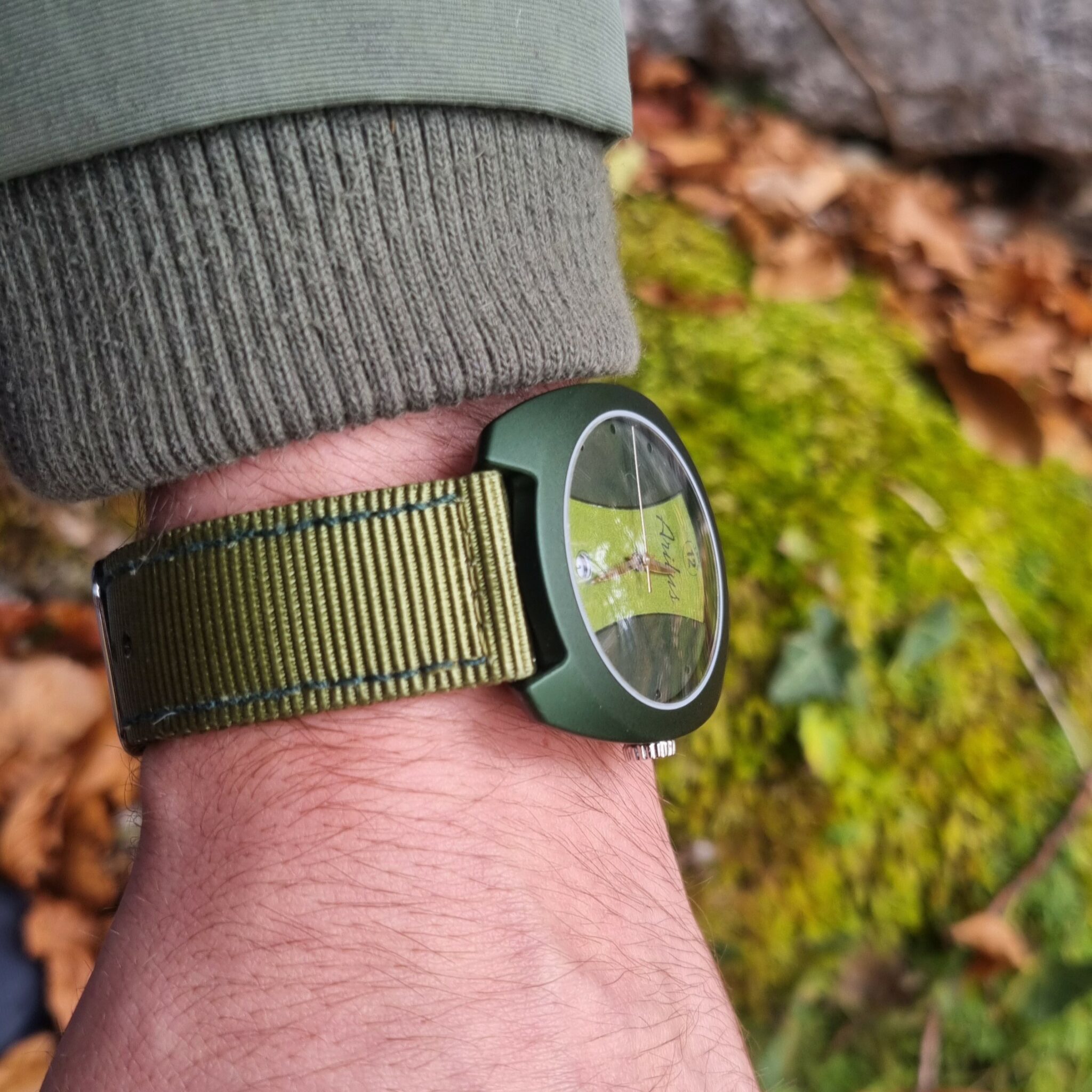 La Norma Vert sapin, la force de la roche - porté 1 - carrure en aluminium microbillé anodisé - mouvement quartz suisse- montre fabriquée en France