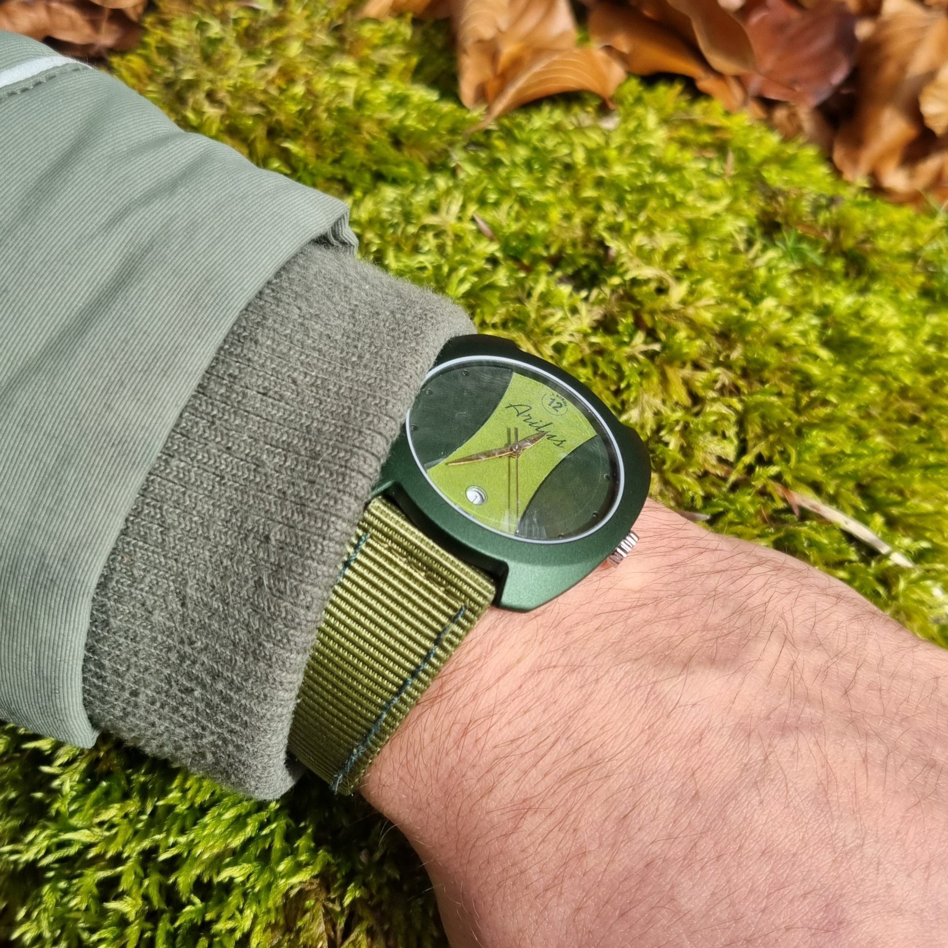 La Norma Vert sapin, la force de la roche - porté 2 - carrure en aluminium microbillé anodisé - mouvement quartz suisse- montre fabriquée en France