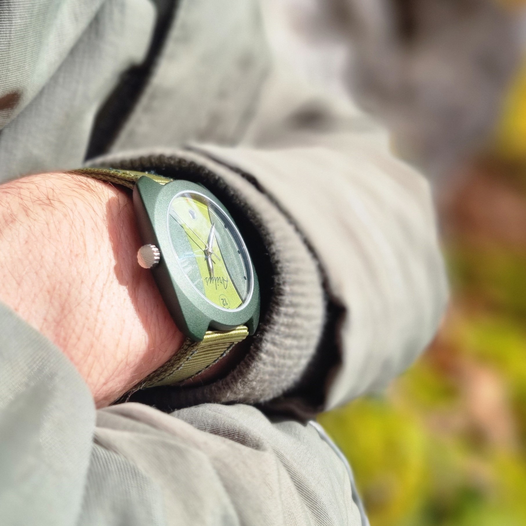 La Norma Vert sapin, la force de la roche - porté 3 - carrure en aluminium microbillé anodisé - mouvement quartz suisse- montre fabriquée en France